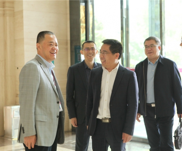 商务部国家茧丝绸协调办公室副司长陈平，，河池市委常委、、、副市长杜际鹏莅临调研指导